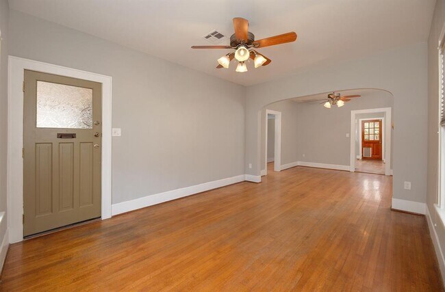 Building Photo - 1301 Bomar St