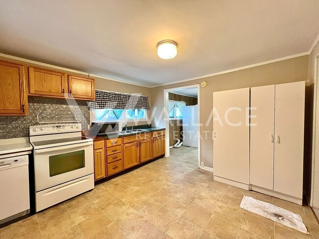 Building Photo - UPDATED 2 BEDROOM 1 BATH ON LARGE LOT IN W...