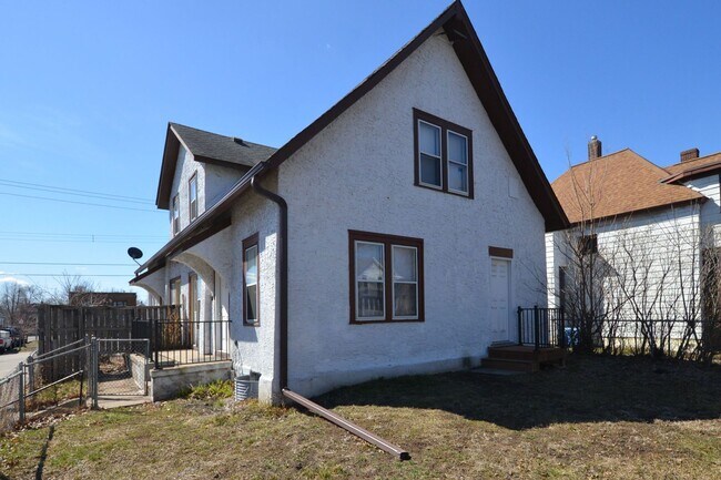 Building Photo - 3-bedroom, 1-bathroom***Available