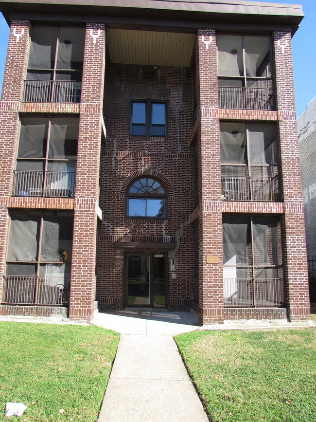 Building Photo - 2111 Park Ave