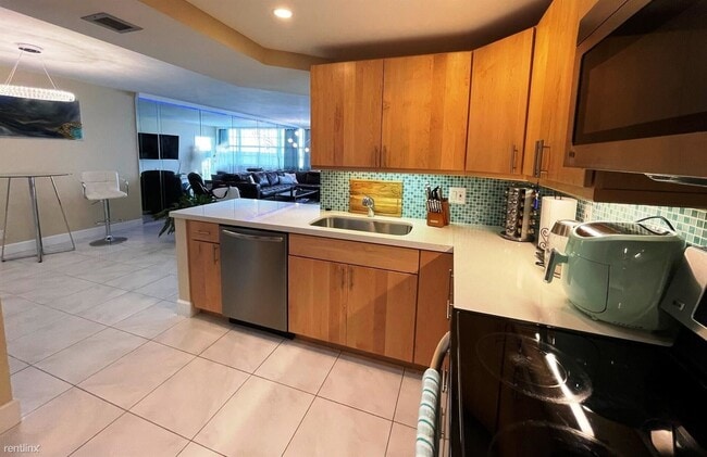 Building Photo - 2 br, 2 bath Condo - 1170 N Federal Hwy Ap...