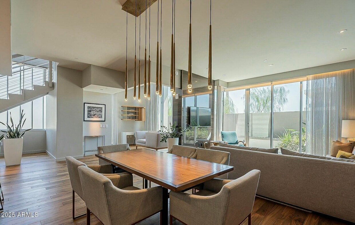 Foto principal - 5455 E Lincoln Dr