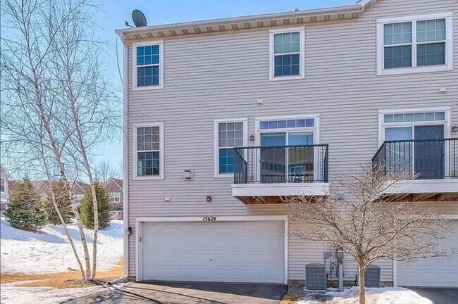 Building Photo - 15624 Lilac Dr