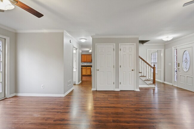 Building Photo - 305 Clubhouse Ct NW