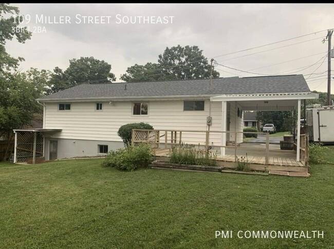 Building Photo - 3 Bedroom 2 bath with large basement.