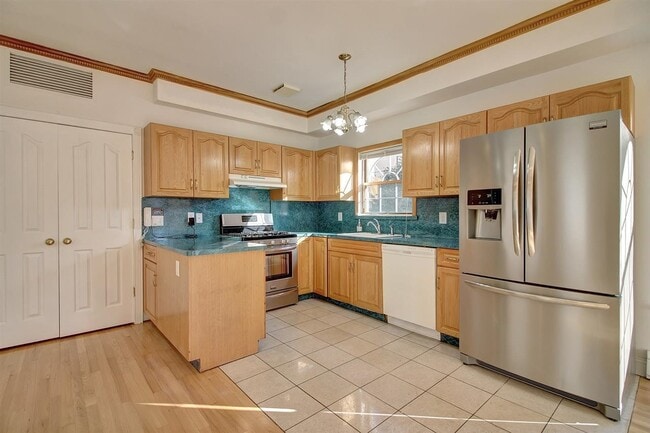 Building Photo - 600 Grand St