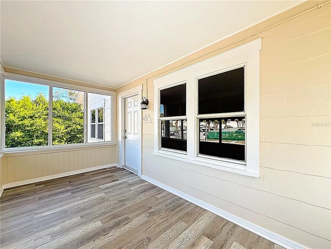 Building Photo - 944 18th Ave S