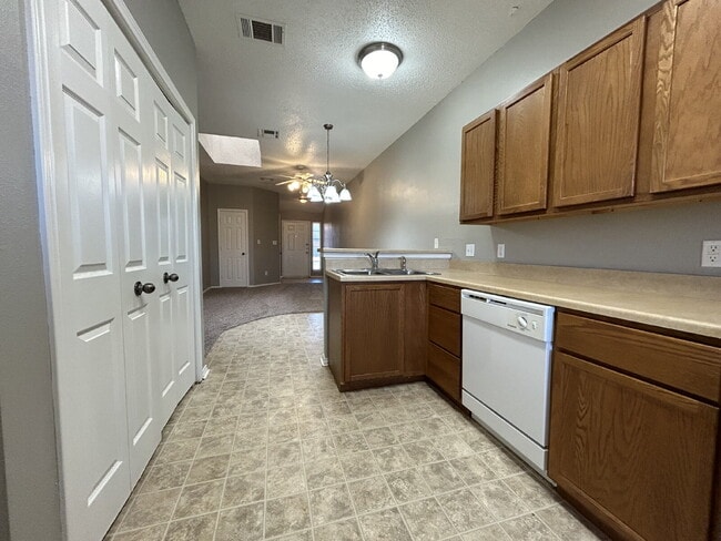 Foto del edificio - Duplex Located West Of Frankford Near Wal-Mart & Several Fast Food Spots!