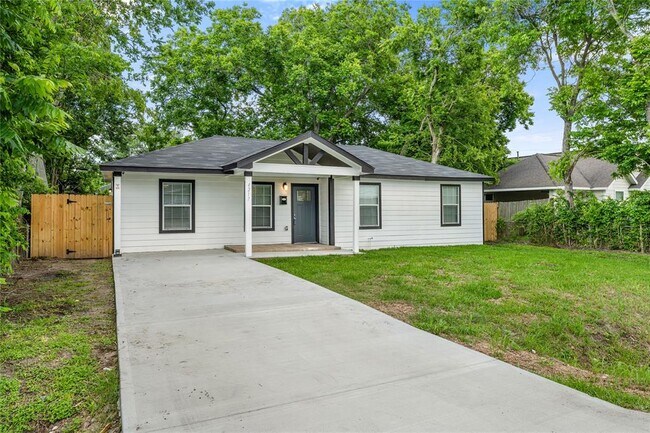 Building Photo - 4217 Clover St