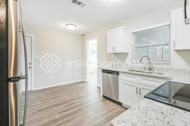 Building Photo - 8435 Paxton Dr