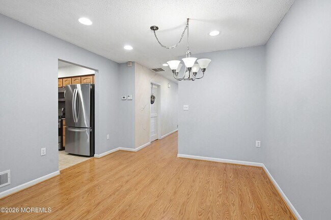 Foto del edificio - 702 Carnation Dr
