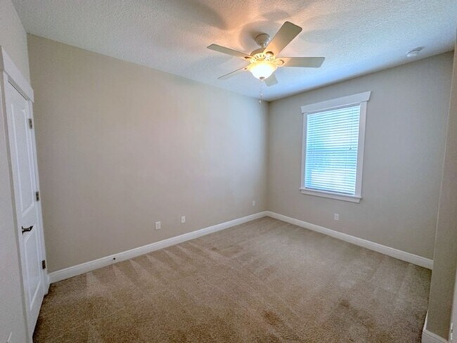 Foto del edificio - Great South Tampa 4BR/3BA townhome with 2 ...