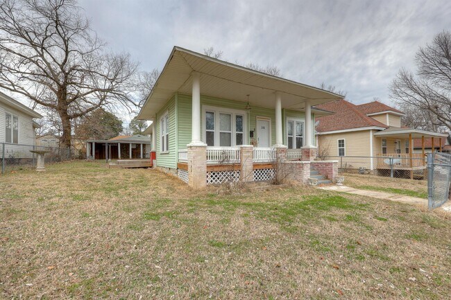 Foto del edificio - 310 N Jackson Ave