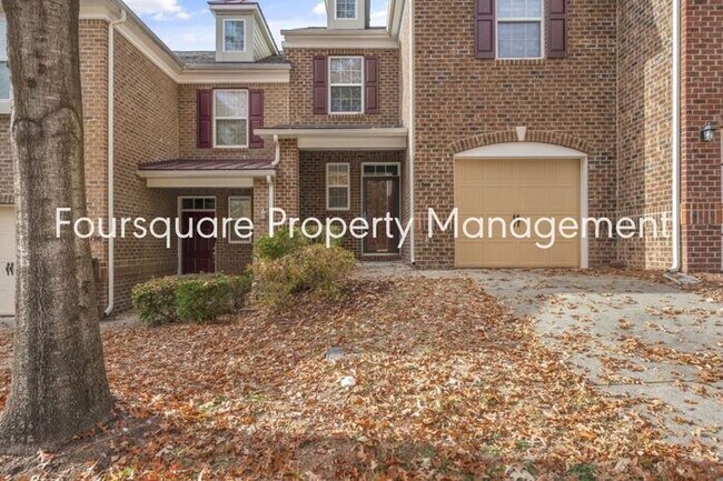 Foto del edificio - Charming Townhome with Open Layout, Back Patio & One-Car Garage – Near RTP, RDU & Everyday Conven...