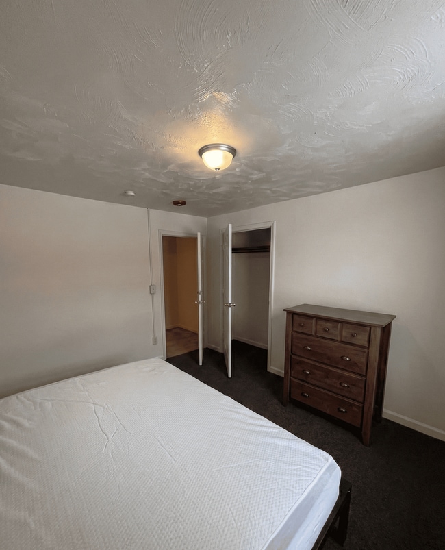 Building Photo - 1 Bedroom Apartment with Livingroom