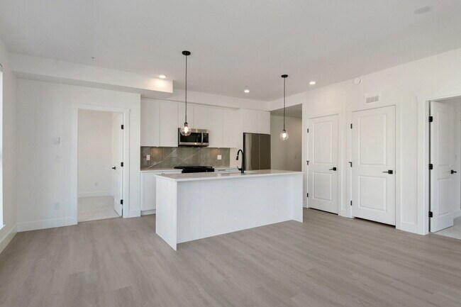 Photo du bâtiment - Available Now! Brand New Corner Unit w/Air...