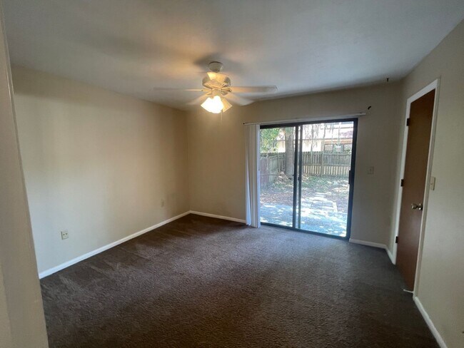 Foto del edificio - Discover the charm of Napier Oaks with this delightful 2-bedroom, 2-bathroom condo, perfectly sit...
