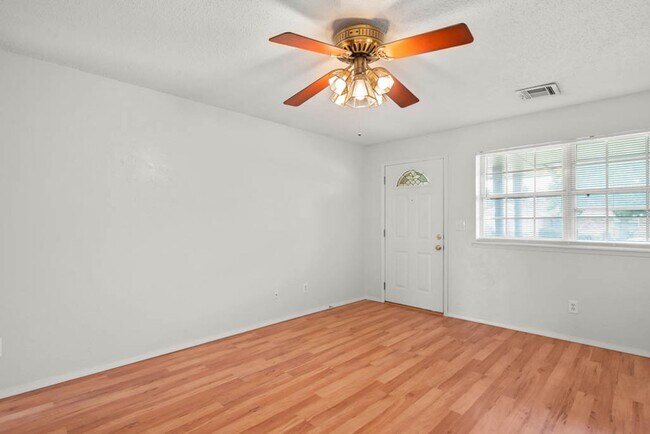 Building Photo - Beautiful 3 Bed 2 Bath home in the Heart o...