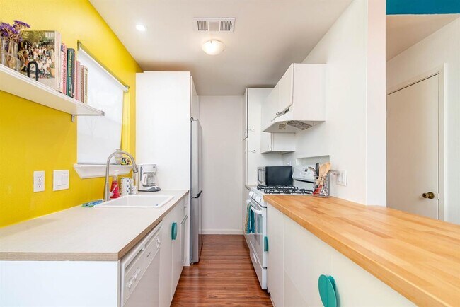 Foto del edificio - 5405 Brompton Cir