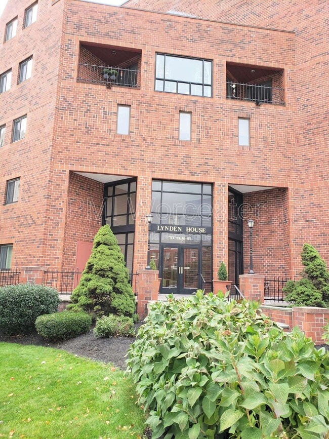 Building Photo - 44 Elm St