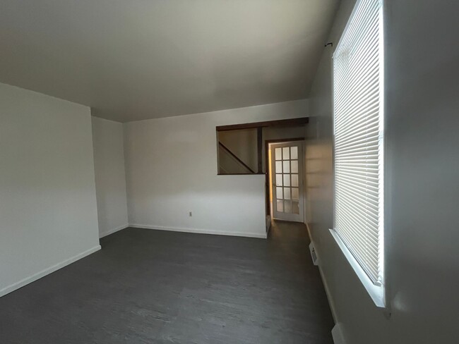 Building Photo - Available NOW-Two Bedroom, One Bath DUPLEX!