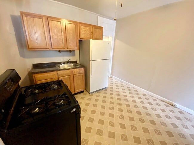 Building Photo - 16 N Madeira St