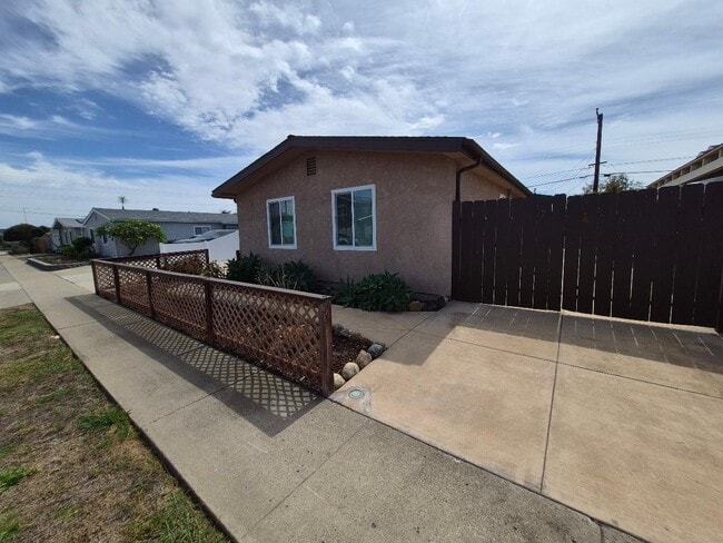 Building Photo - 4861 Lehrer Dr
