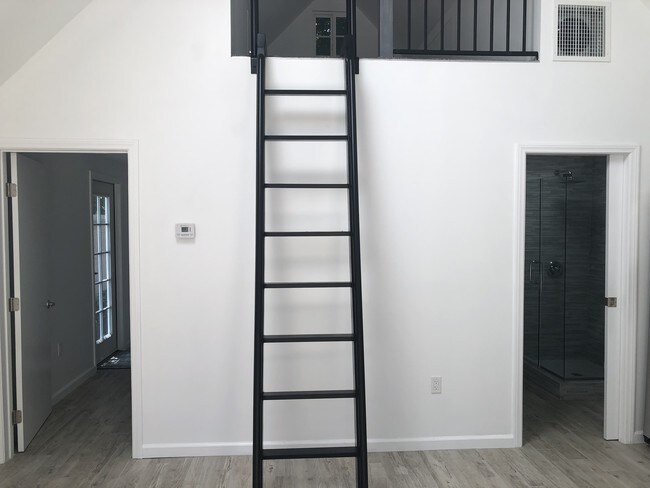 Escalera personalizada para el espacio del loft - 8422 W 4th St
