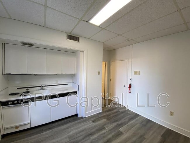 Building Photo - 5 Center Square