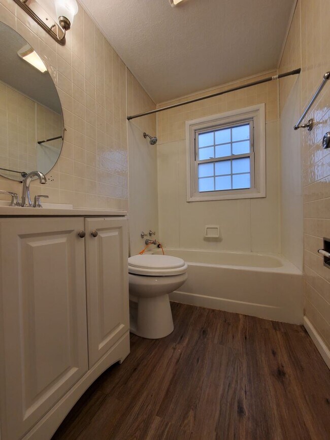 Building Photo - 3 Bed 1 Bath Home