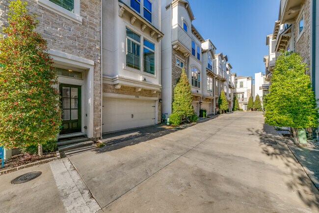 Foto del edificio - 731 Lacey Oaks Pl