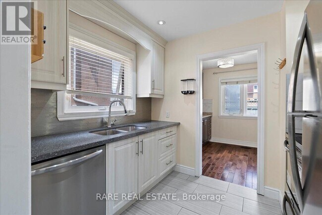 Building Photo - 148 Town House Crescent