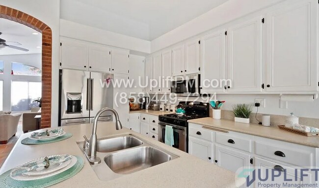 Foto del edificio - Beautiful 3-Bedroom Home Near Parks, Shopp...