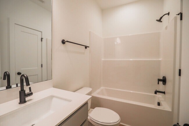 Foto del edificio - Brand New 3 Bed/3 Bath Duplex!