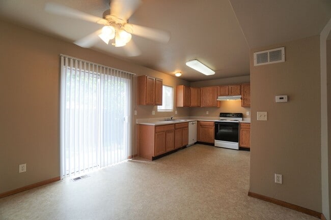 Building Photo - 472 Kitfield View