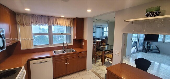 Building Photo - 1825 S Ocean Dr