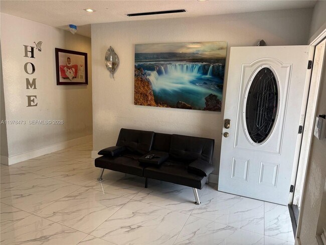 Foto del edificio - 18501 NW 30th Ave