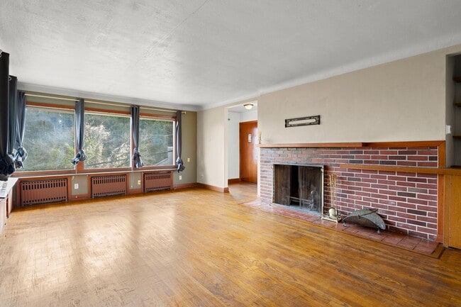 Building Photo - 825 SW Broadway Dr