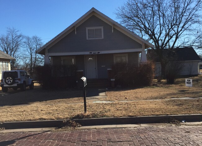 Nice family home in quiet neighborhood. - 819 West Bridge Avenue