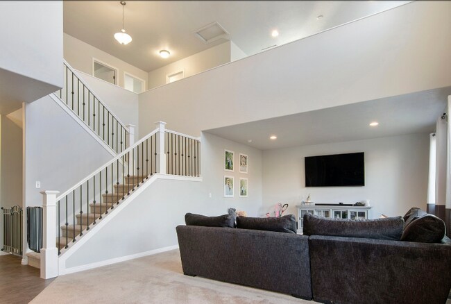 Building Photo - 211 E 460 N