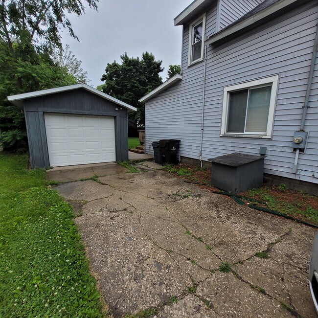 208 Indian St W, Midland, MI 48640 House Rental in Midland, MI