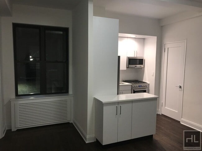 Building Photo - NO FEE Studio in Midtown East! Won't Stay ...