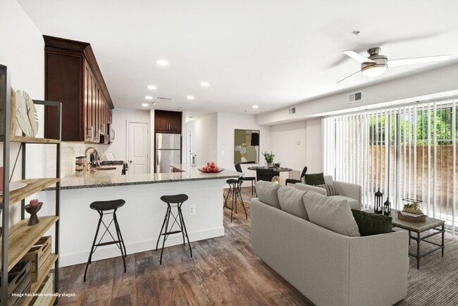 Building Photo - Hampton Manor Apartments & Townhomes