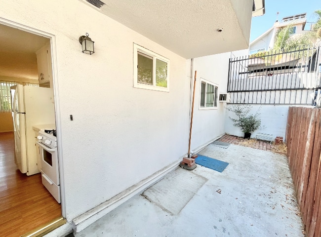 Building Photo - 1830 N La Brea Ave