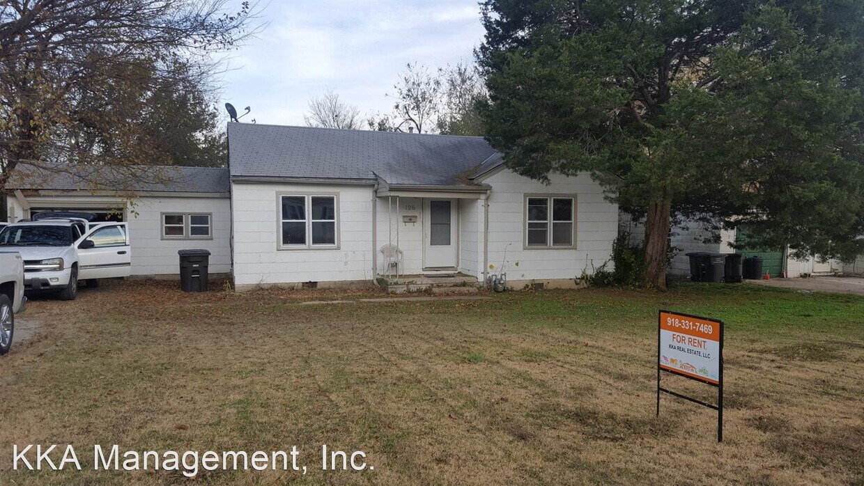 2 br, 1 bath House 126 SE Wilshire Ave House Rental in Bartlesville