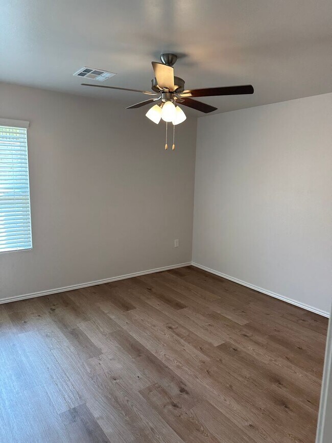 Foto del edificio - *Start 2026 Rent FREE!*  BRAND NEW Four Bedroom | Two Bath Home in Yukon
