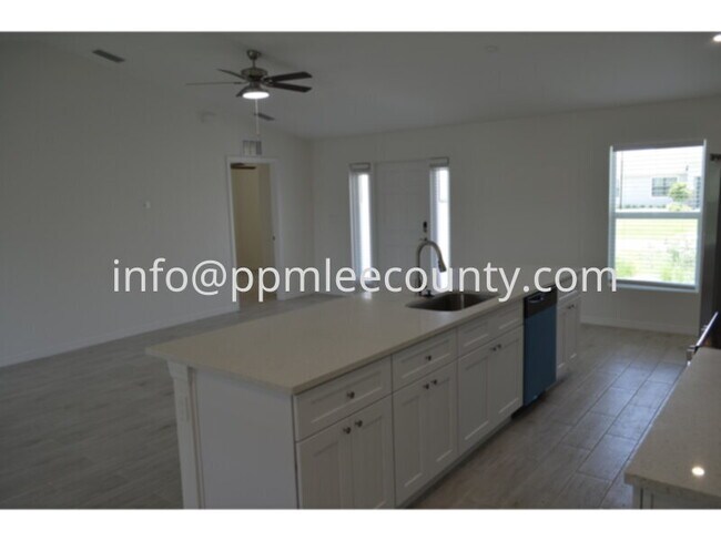 Foto del edificio - 4 Bedroom 3 Bathroom on Freshwater Canal!