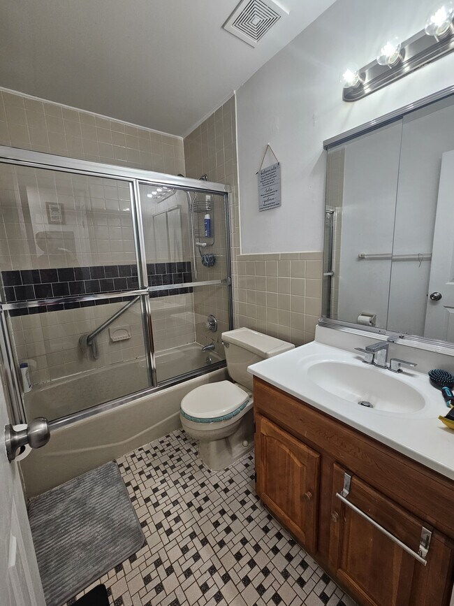 Building Photo - 321 Kennedy Dr