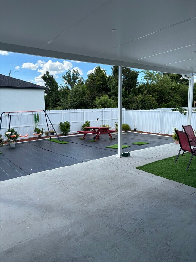 Espalda sin césped - 8036 Oakleaf Cir
