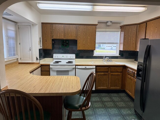 Kitchen - 3144 S 7th St W